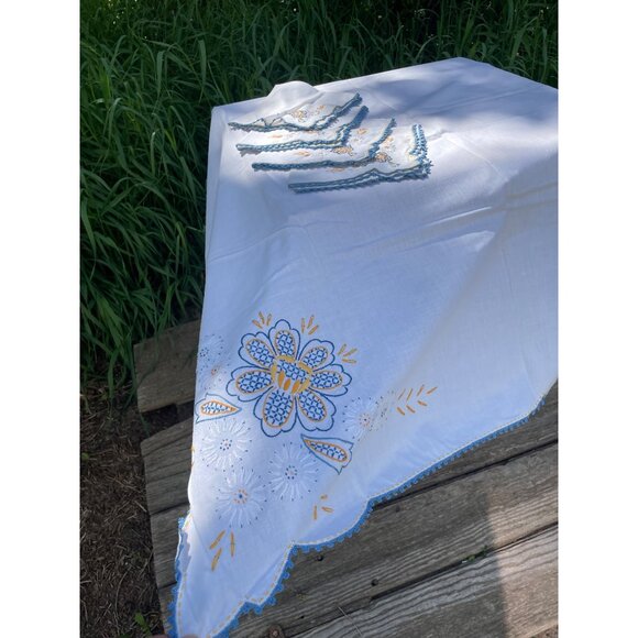 Vintage 1950s Cotton Card Table Tablecloth Napkin set Embroidery Floral - Picture 3 of 16